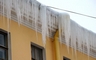 Собственников зданий обязали очистить крыши от снега и сосулек