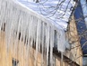 Будьте осторожны! Теплая погода может стать причиной схода с крыш зданий снежных и ледяных масс